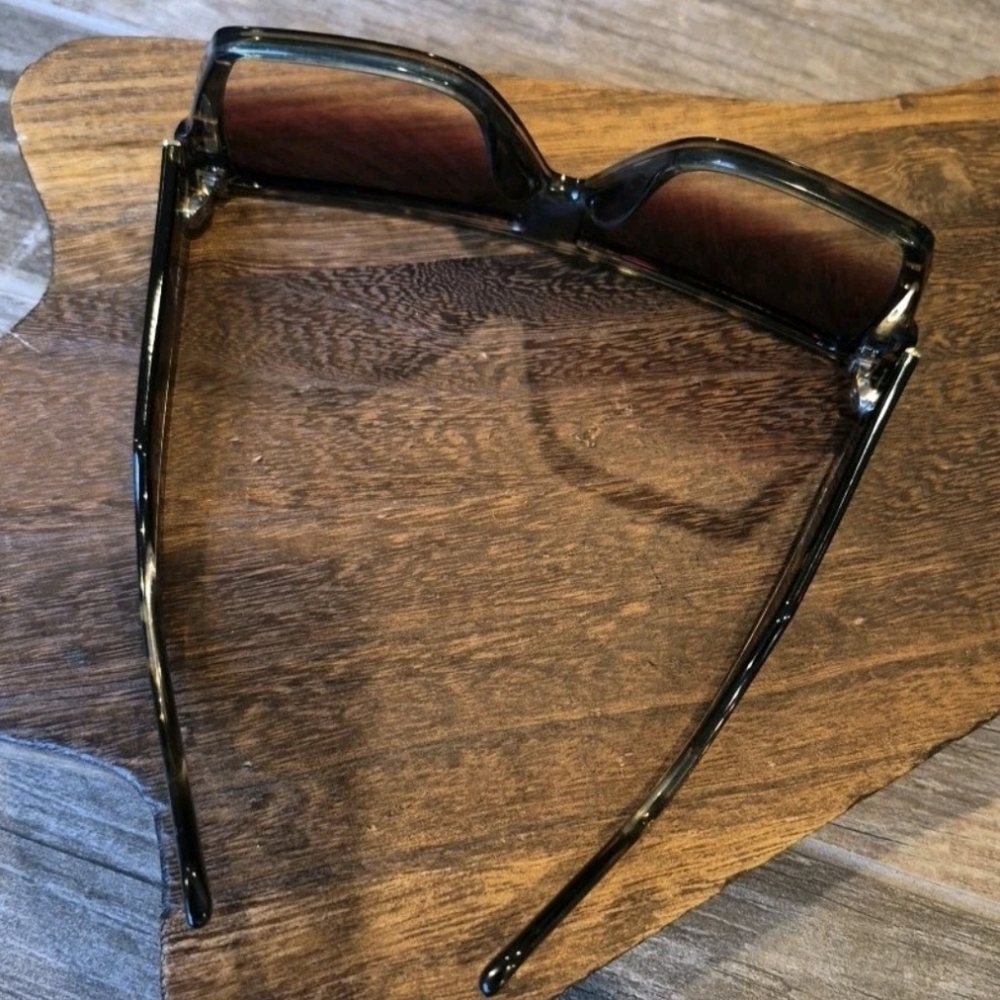 Quay Maxed Out Square Stud Detail Sunglasses in Faded Camo, Good Pre-Loved - Picture 12 of 14
